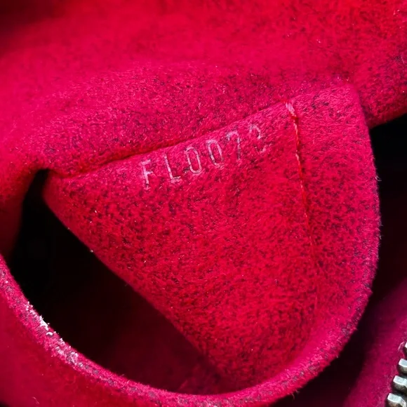 Louis Vuitton Croissant MM - Picture 17 of 17